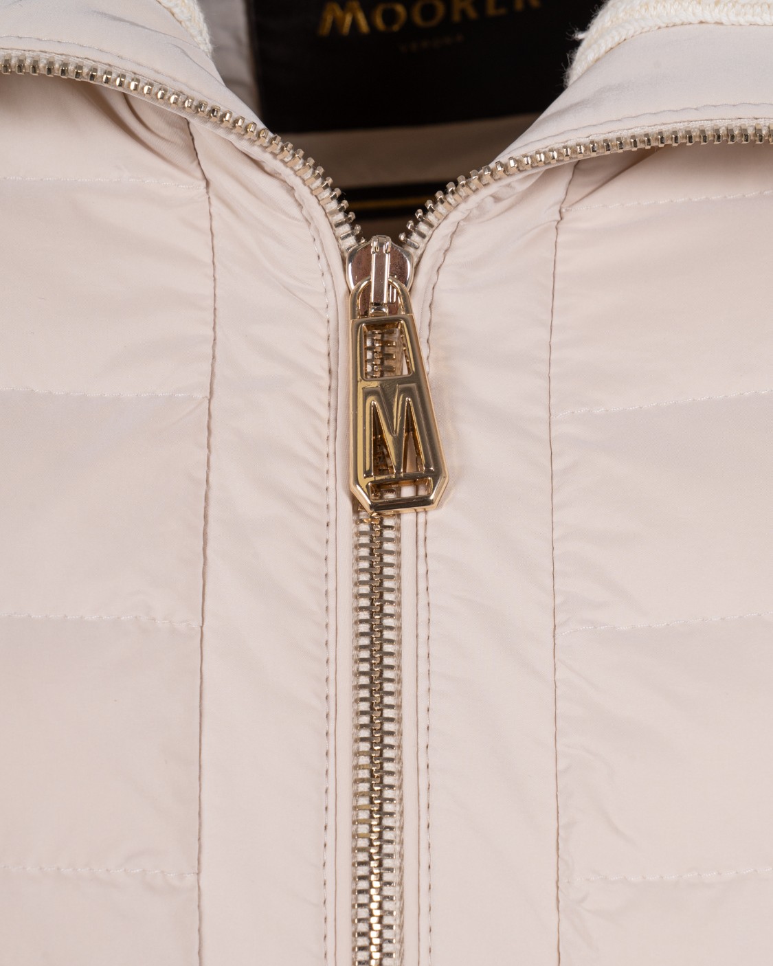 shop MOORER  Bomber: Moorer bomber "Cecyl-OSM".
Chiusura a zip con doppio cursore. 
Maniche e colletto in maglia. 
Tue tasche frontali con chiusura a bottone.
Composizione: 60% Poliammide, 40% Poliestere.
Made in Italy.. CECYL OSM-V3687 number 1582115
